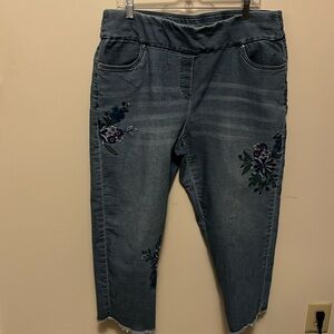 Alfred Dunner 16W embellished, frayed leg cropped jeans.